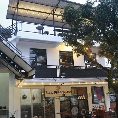 Bu Sepuh Guesthouse Sangkanurip Esterno foto
