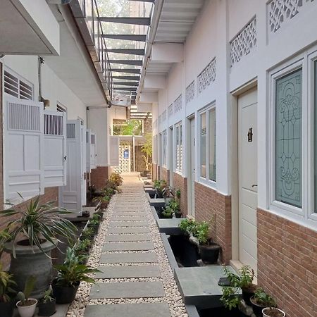 Bu Sepuh Guesthouse Sangkanurip Esterno foto