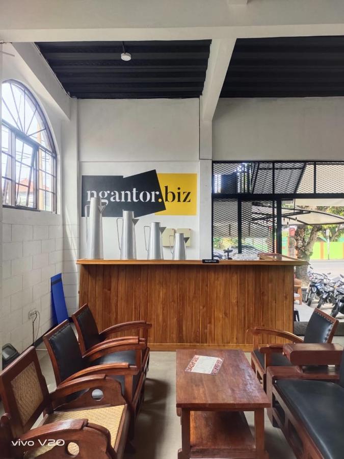 Bu Sepuh Guesthouse Sangkanurip Esterno foto