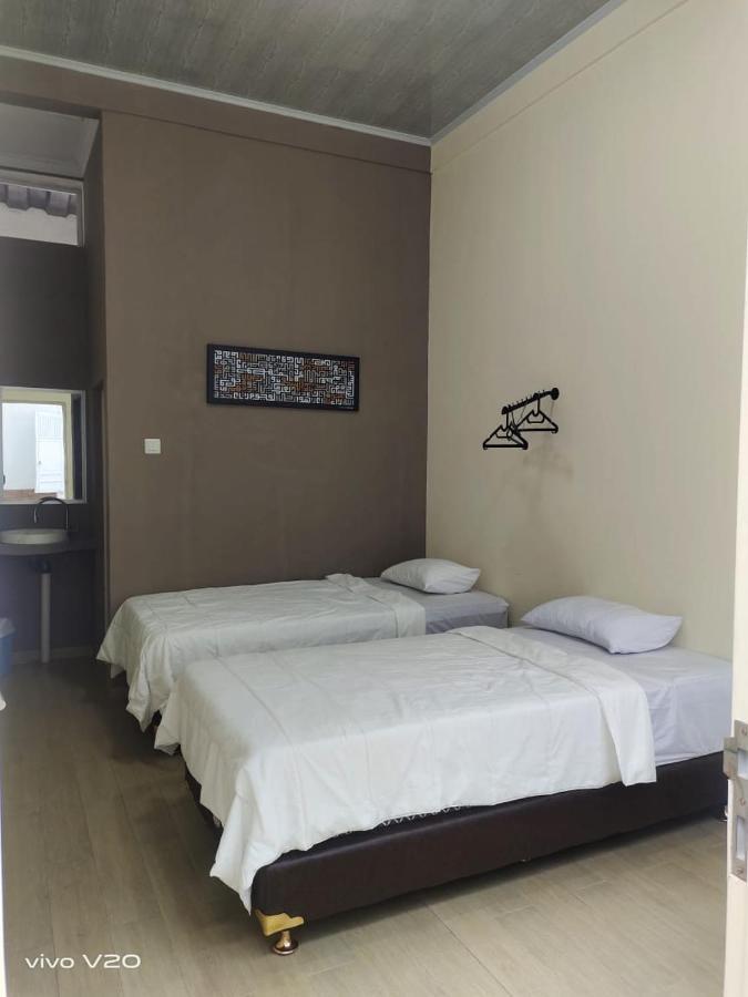 Bu Sepuh Guesthouse Sangkanurip Esterno foto