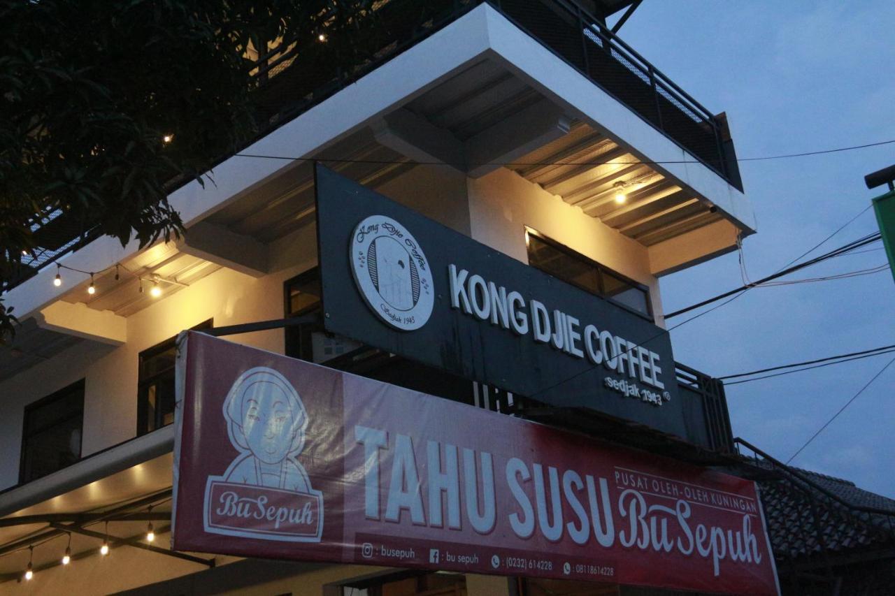 Bu Sepuh Guesthouse Sangkanurip Esterno foto