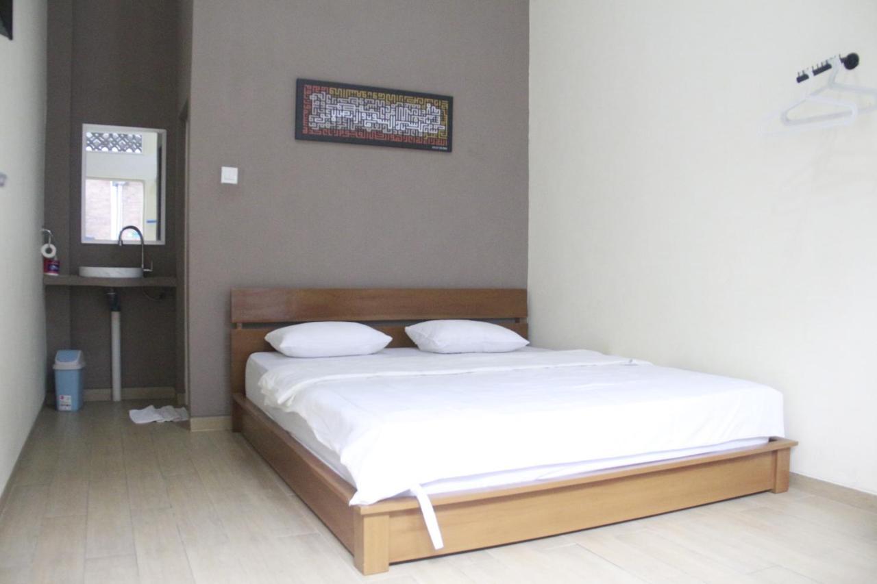 Bu Sepuh Guesthouse Sangkanurip Esterno foto