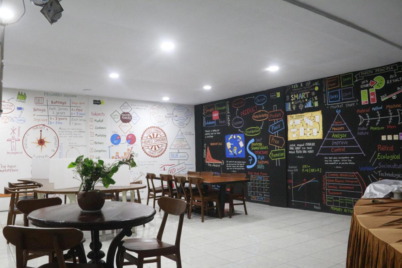Bu Sepuh Guesthouse Sangkanurip Esterno foto