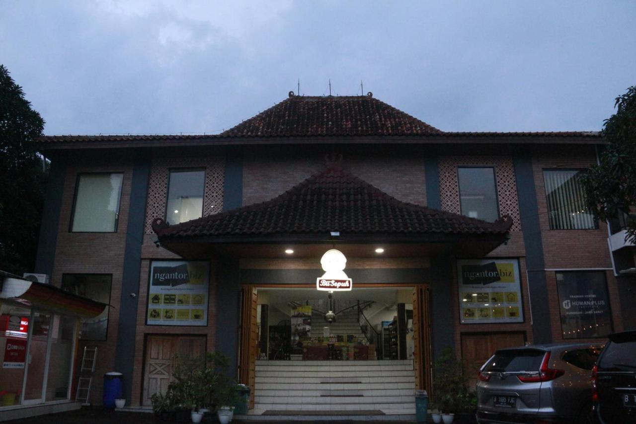 Bu Sepuh Guesthouse Sangkanurip Esterno foto