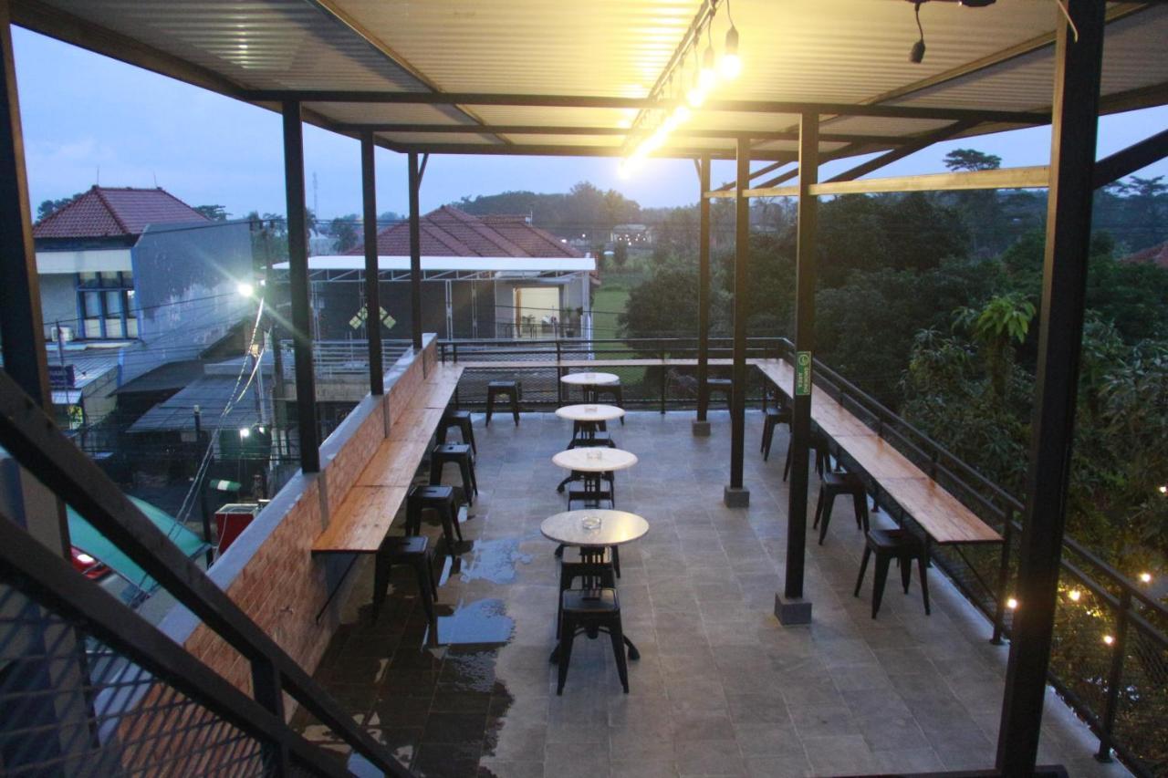 Bu Sepuh Guesthouse Sangkanurip Esterno foto