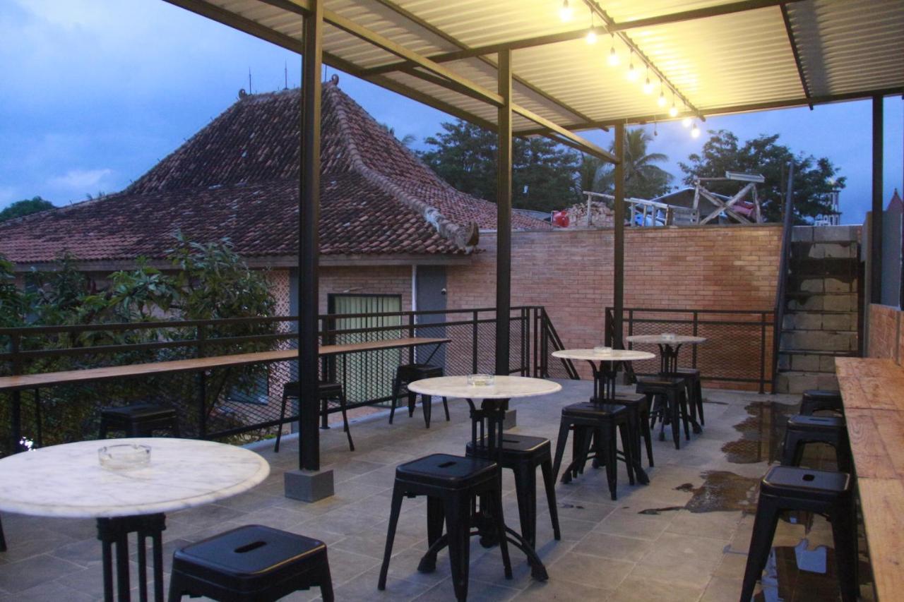 Bu Sepuh Guesthouse Sangkanurip Esterno foto