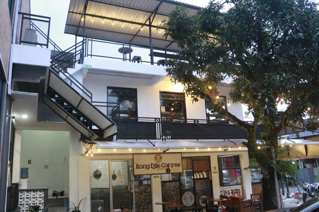 Bu Sepuh Guesthouse Sangkanurip Esterno foto