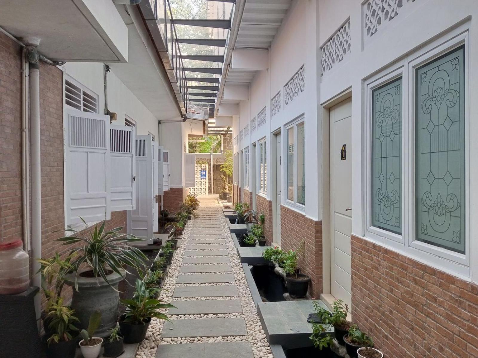 Bu Sepuh Guesthouse Sangkanurip Esterno foto